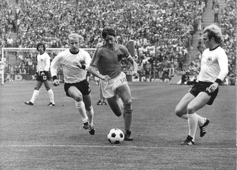 פוגטס (משמאל) במרדף אחרי יוהאן קרויף במשחק הגמר בגביע העולם ב-1974