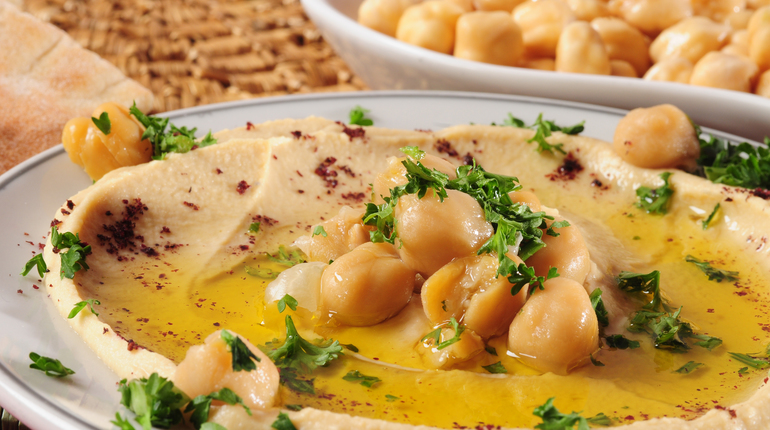Mashed chickpeas with olive oil and pita bread on the side
